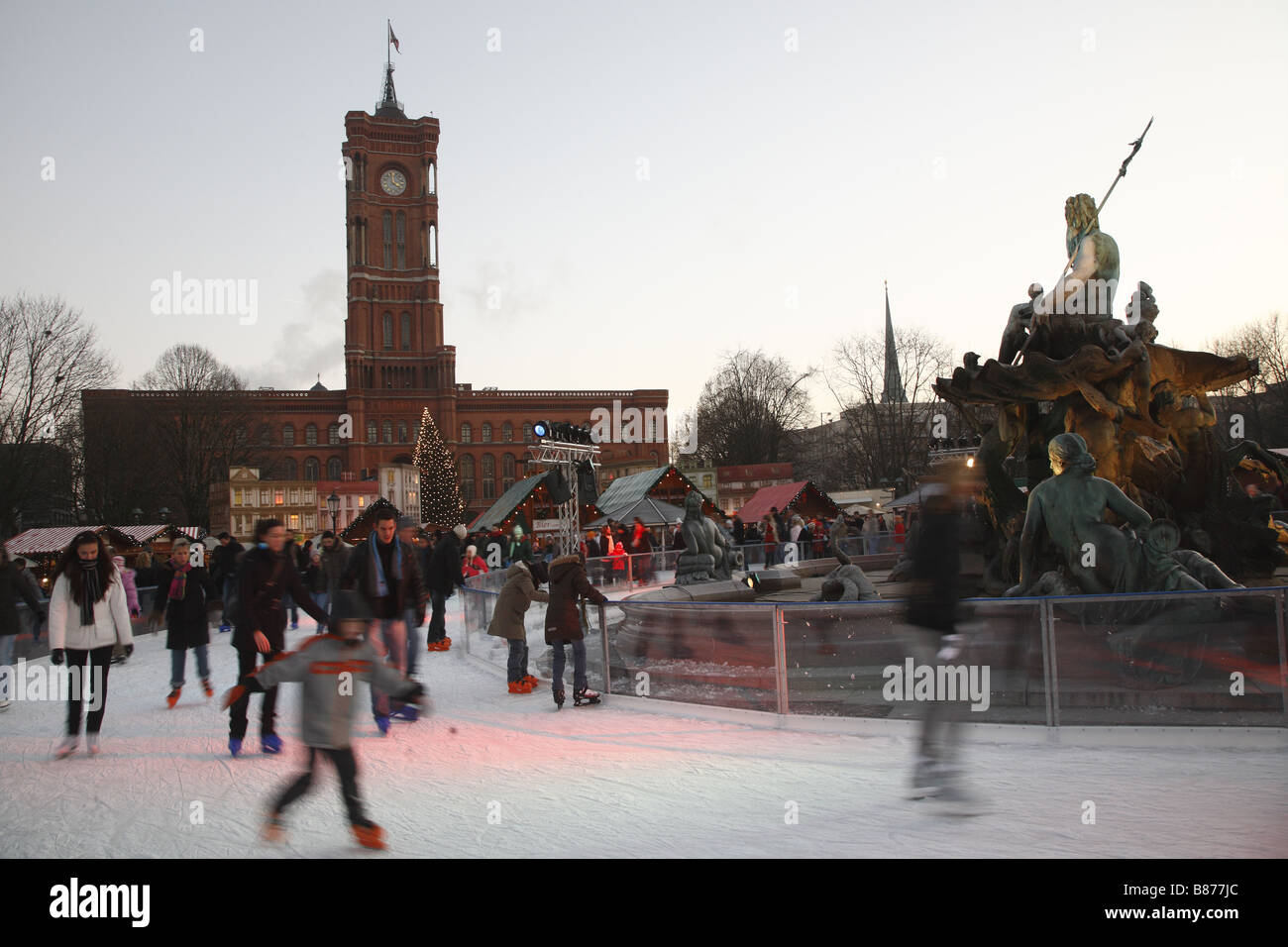 Berlin Rotes Rathaus Red Town Hall Weihnachtsmarkt Christmas Market Neptunbrunnen Neptun Well Stock Photo