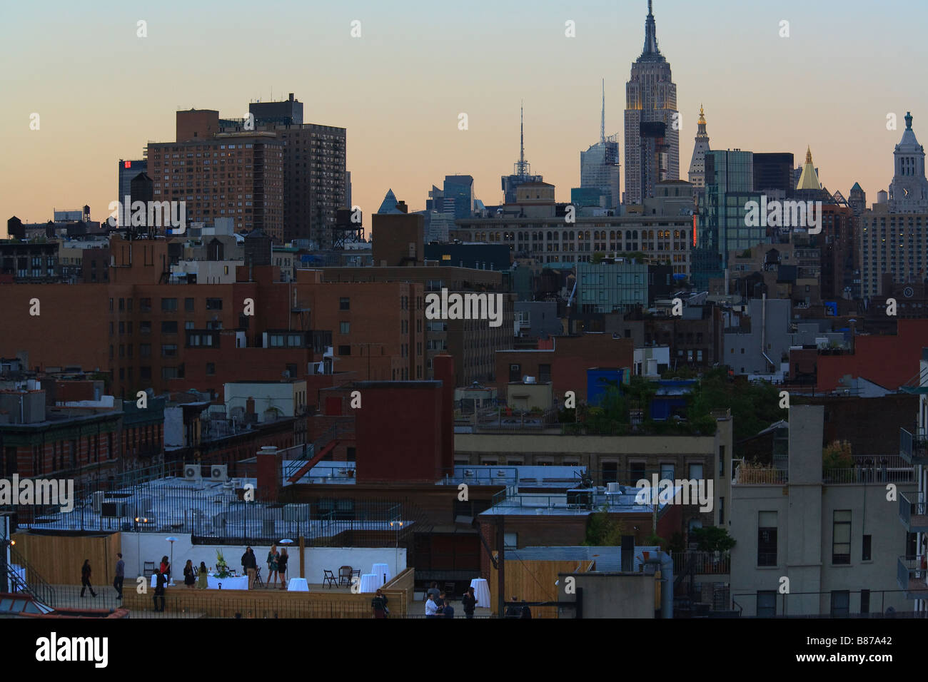 Rooftop new york patio hi-res stock photography and images - Alamy
