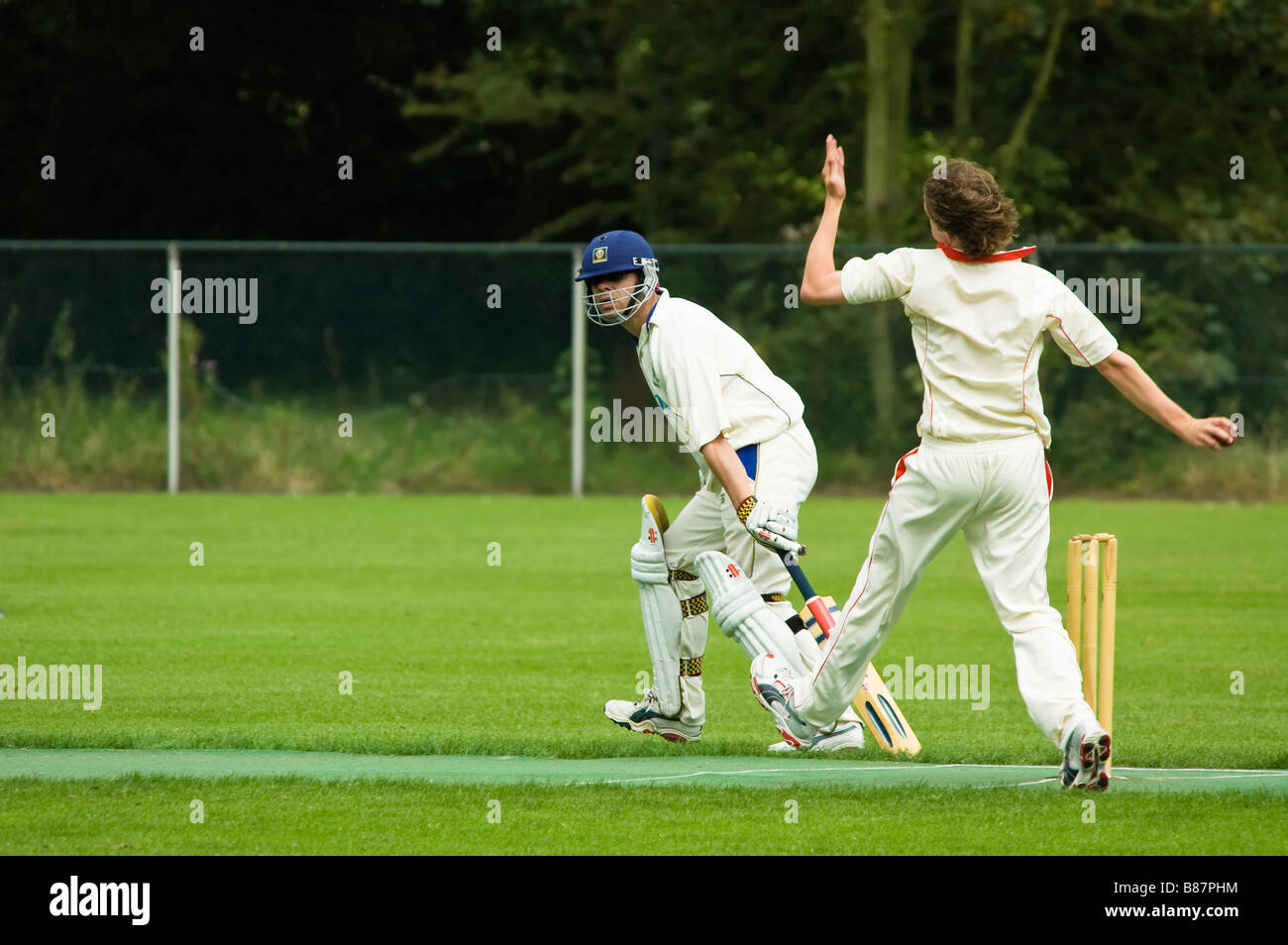 Wicket keeper throwing ball hires stock photography and images Alamy