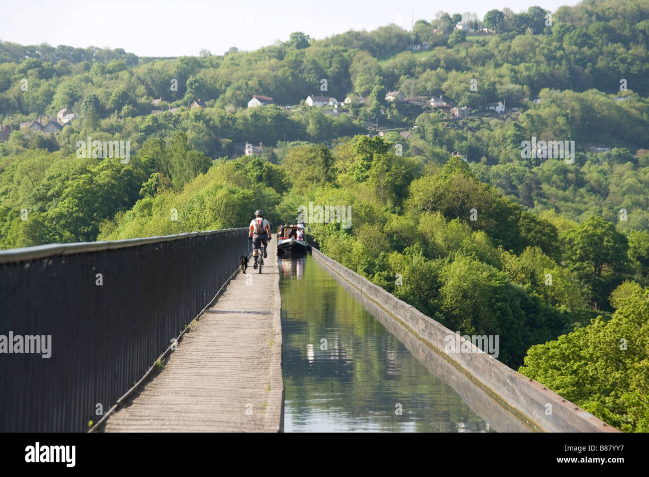 Narrow boat crossing the Pontcysyllte viaduct on the Llangollen Canal at Froncysyllte by Llangollen, built by Thomas Telford Stock Photo