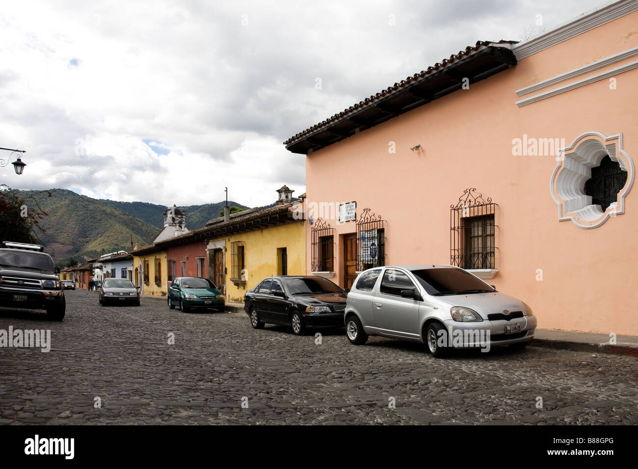 CALMADO PROVINCIA VIEJO ARQUITECTURA EDIFICIOS TRANSITO TRANSPORTACION AFUERA NUBLADO SERENO COMPACTO PEQUENO EMPEDRADO ESTILO STYLE CARROS AUTOMOVIL Stock Photo