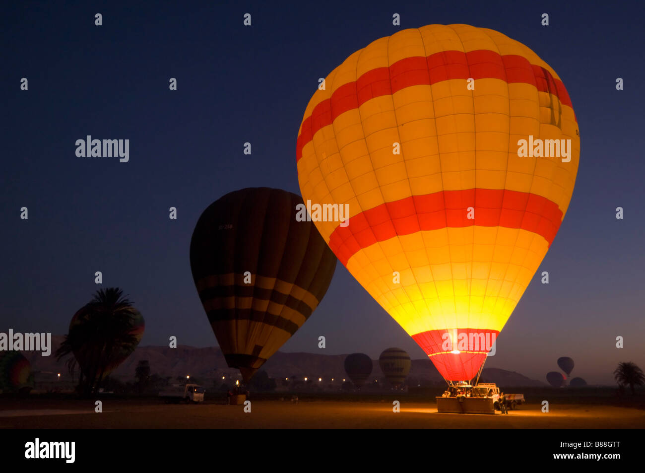 Hot air balloons lift off hi-res stock photography and images - Alamy