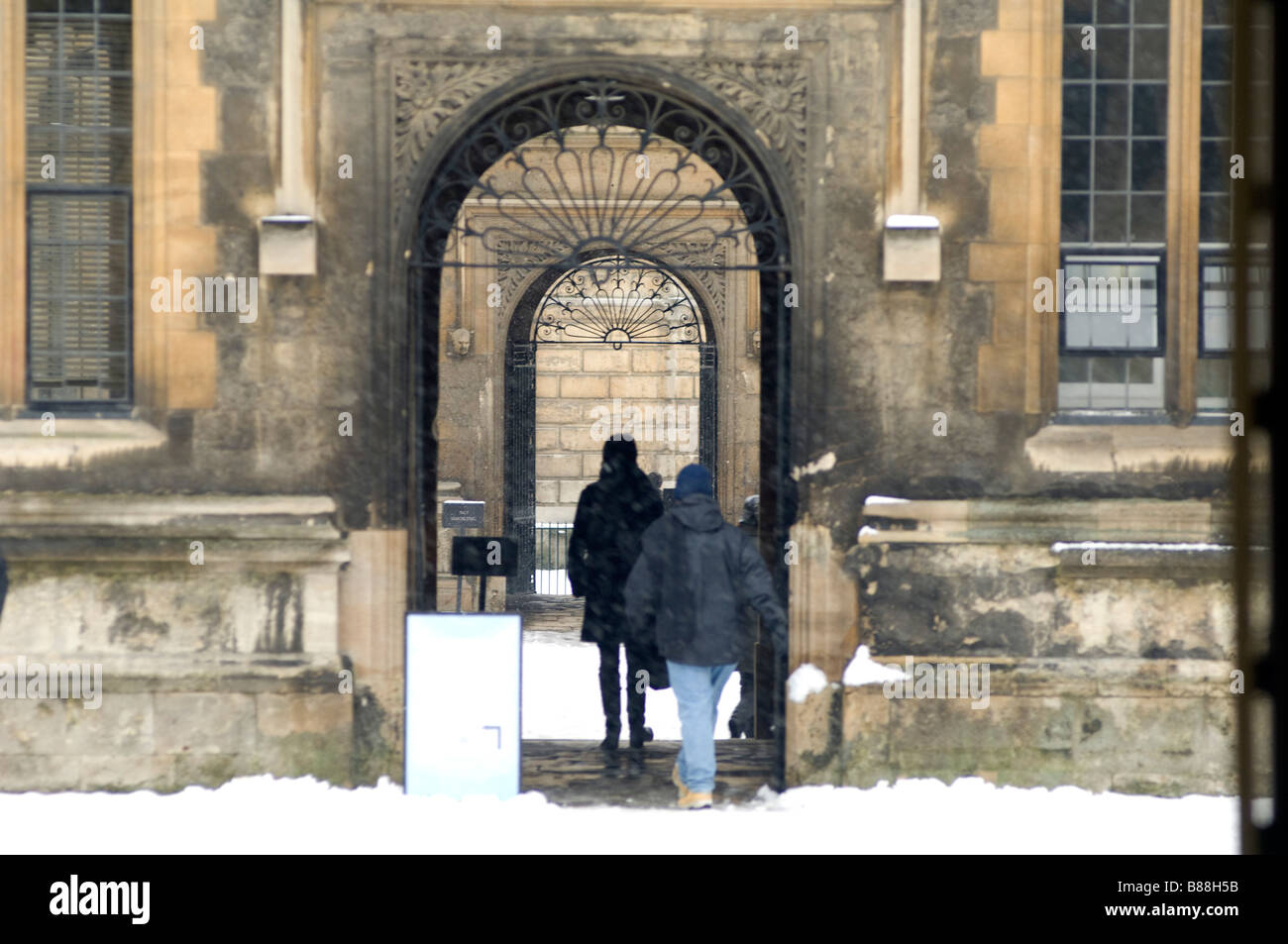 The heart of Oxford University looking through to radcliffe Sq.,via Bodlean Quad and Library in the snow Stock Photo