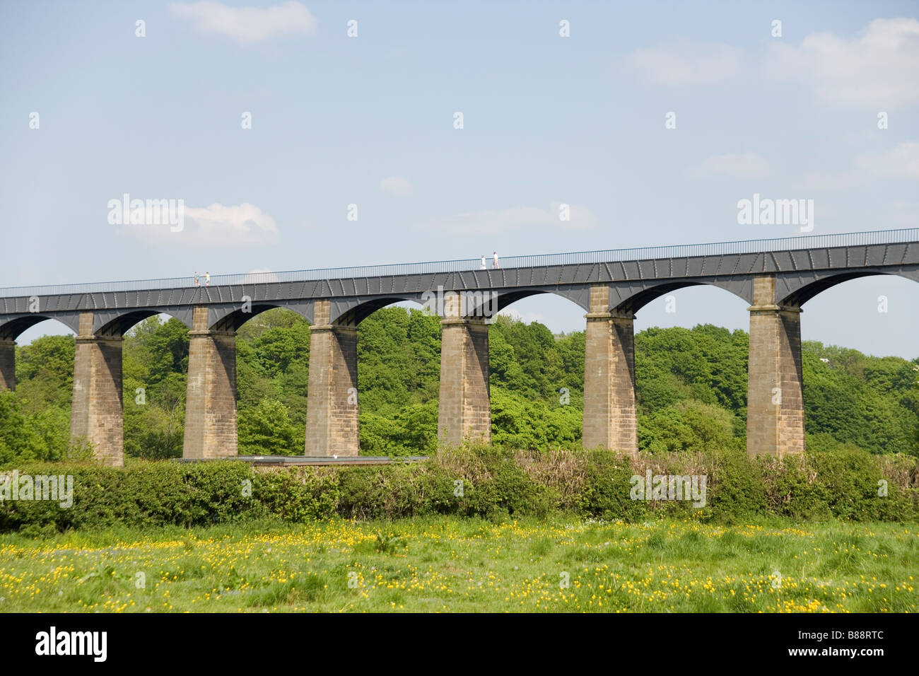 Pontcysyllte viaduct carrying the Langollen canal over the River Dee at Froncysyllte by Llangollen, built by Thomas Telford Stock Photo