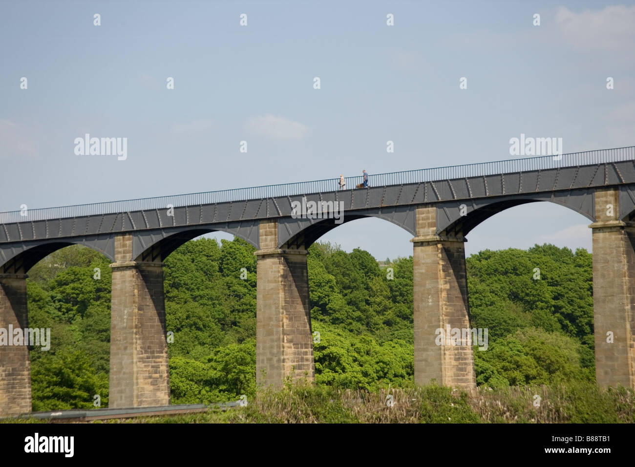 Pontcysyllte viaduct carrying the Langollen canal over the River Dee at Froncysyllte by Llangollen, built by Thomas Telford Stock Photo