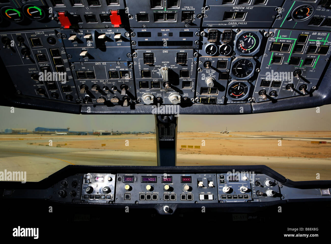 Pilot cockpit landing hi-res stock photography and images - Alamy