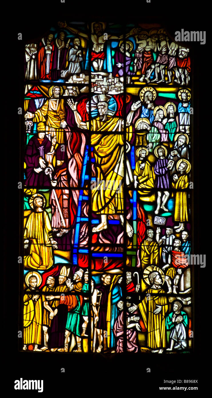 Spello, Umbria, Italy. Modern Stained Glass Window in the Church of St Lorenzo (Chiesa di San Lorenzo - 12thC) Stock Photo