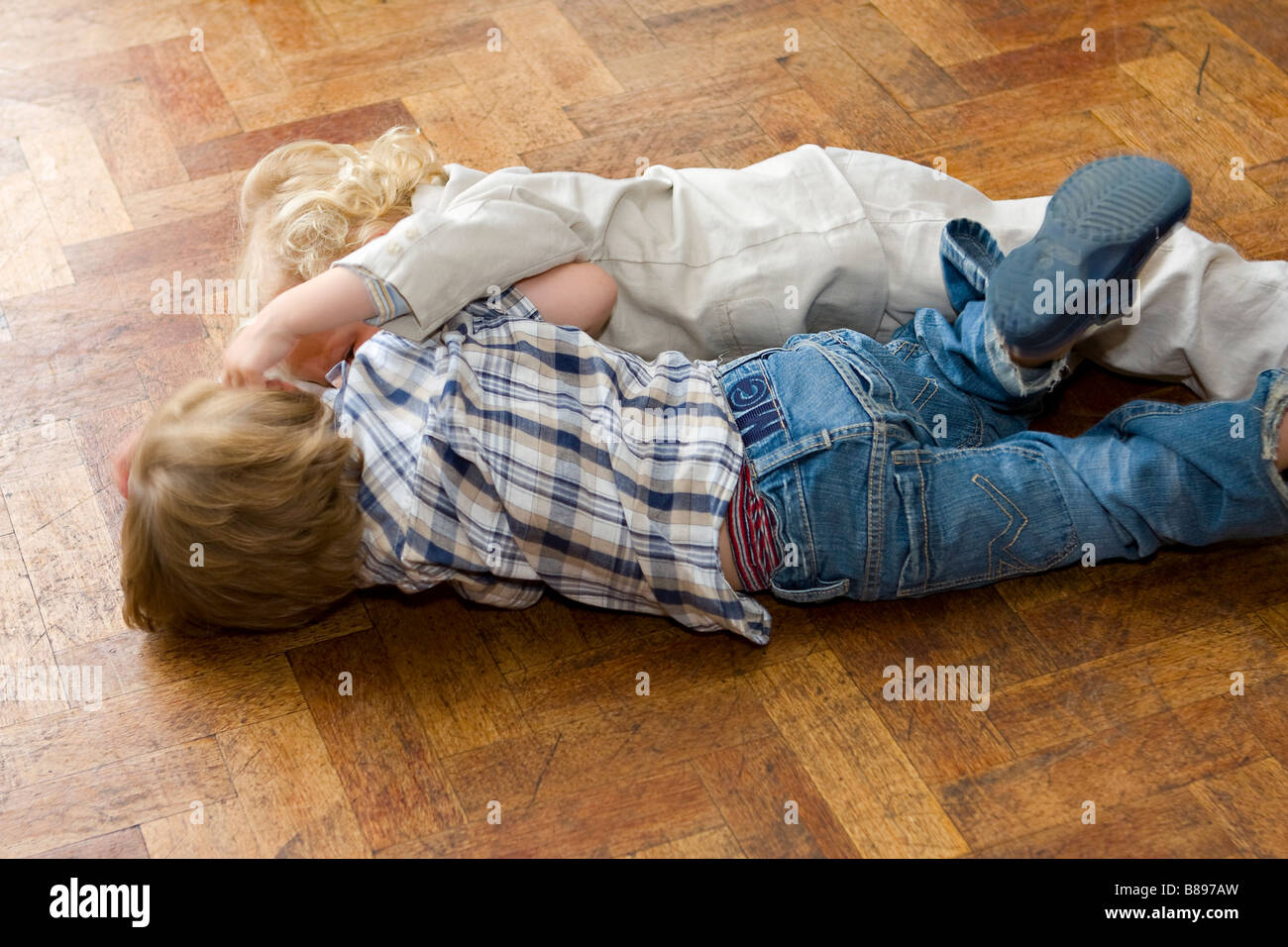 fight fighting boys Stock Photo - Alamy