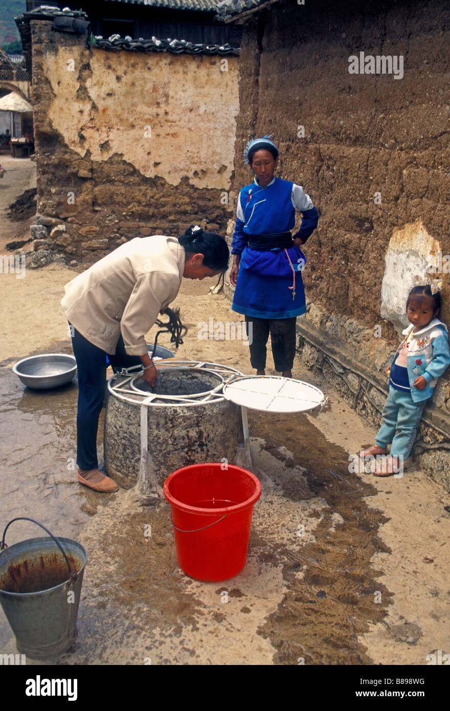 Chinese women, Chinese, women, adult women, villagers, woman, drawing water from well, water well, well, Shaping, Yunnan Province, China, Asia Stock Photo