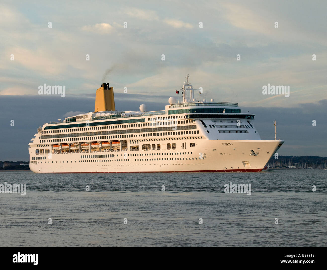p-o-cruise-ship-aurora-leaving-southampton-uk-late-afternoon-stock