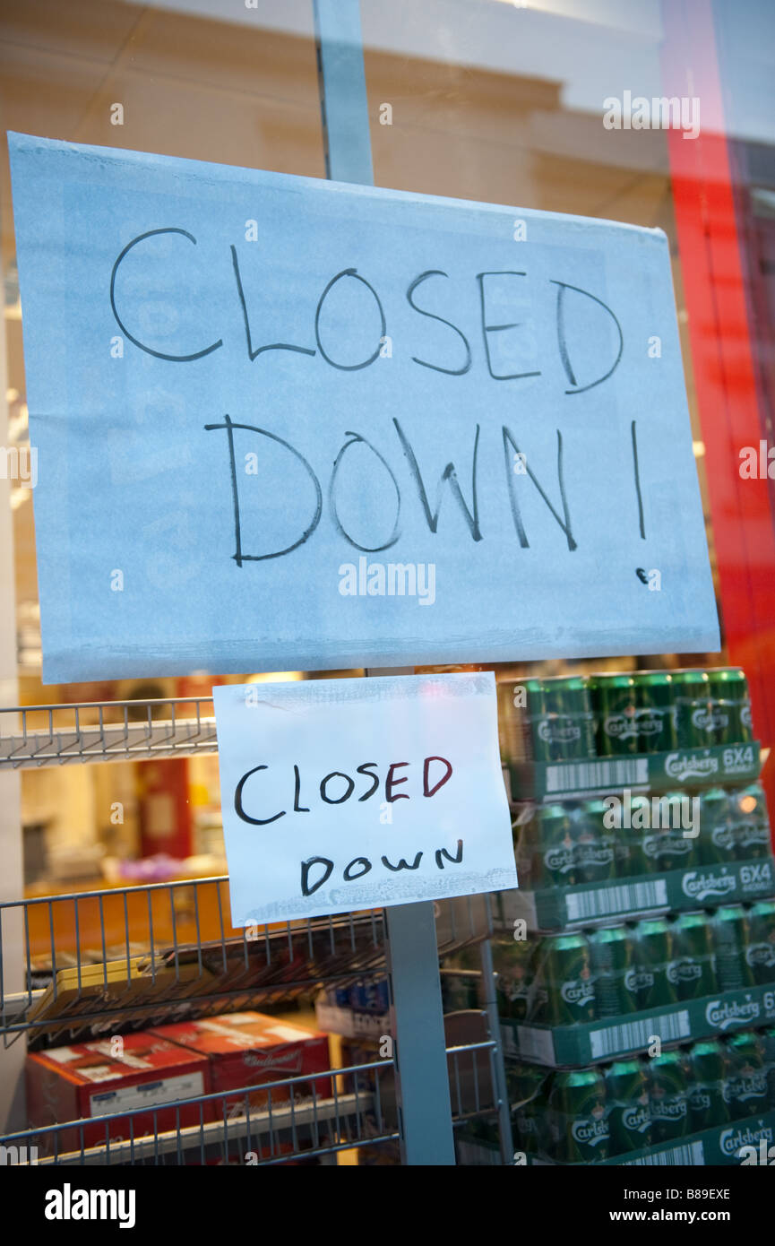 Closed down sign in the window of  shop or off licence a branch of the Threshers Wine company Stock Photo