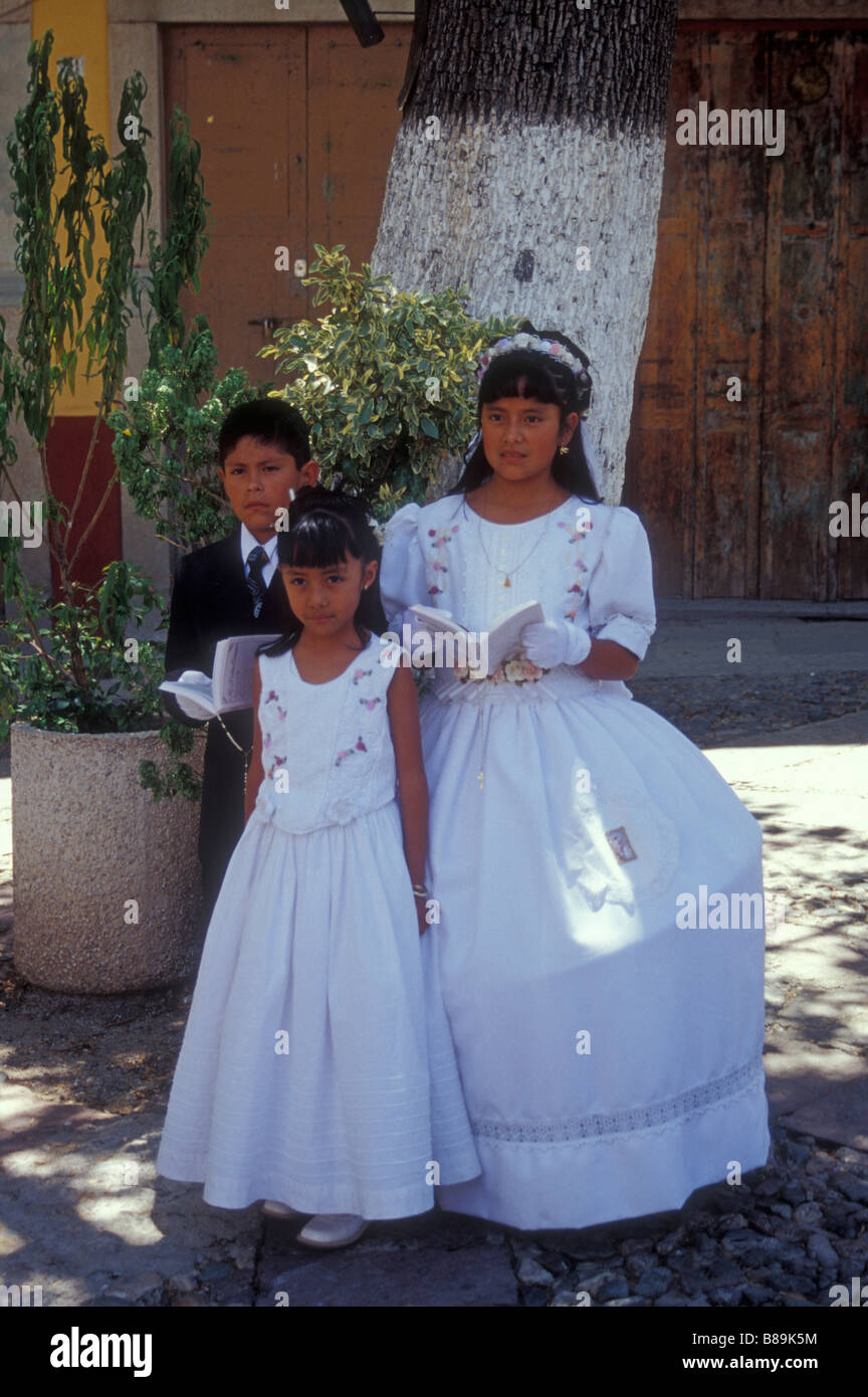 Comenzar Contribuir desagüe Mexican first communion group of children in the city of Guanajuato, Mexico  Stock Photo - Alamy