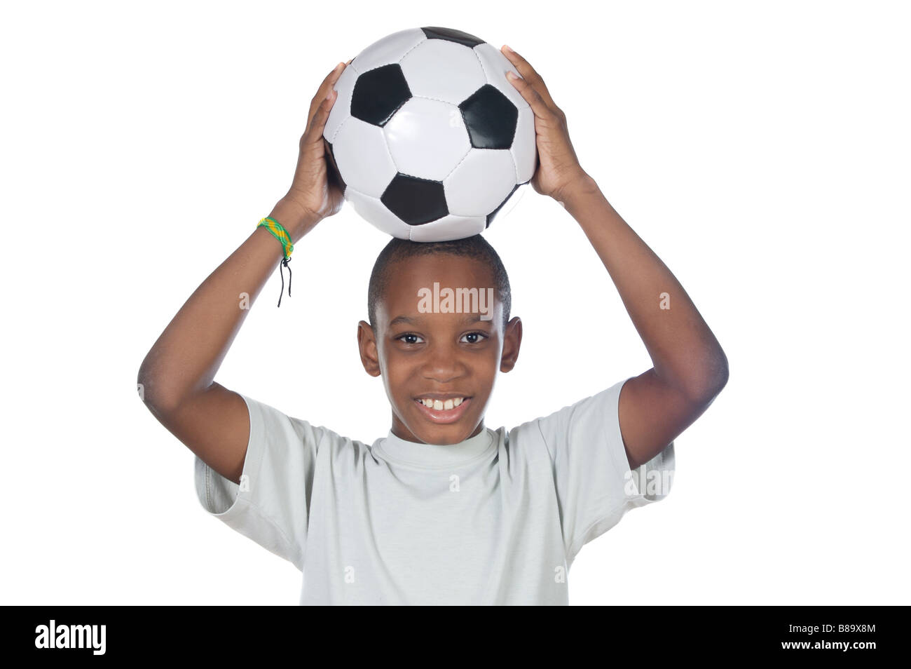 Мяч над головой. Мяч над головой. Мальчик держит мячик. Ребенок держит мяч над головой. Удар по мячу головой.