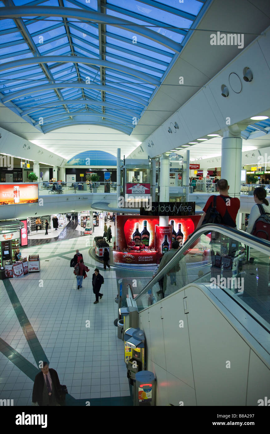 Duty free shops gatwick airport hi res stock photography and images Alamy
