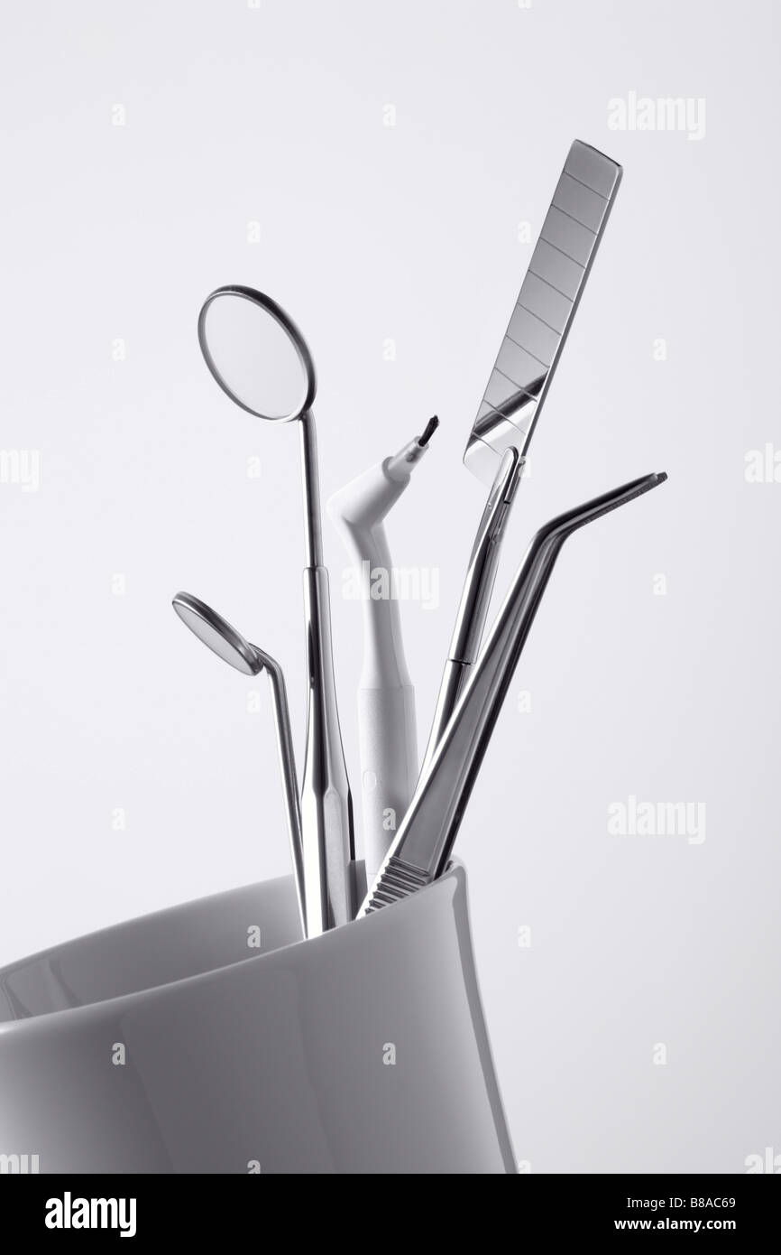 Zahnputzbecher mit Behandlungsbesteck Stock Photo