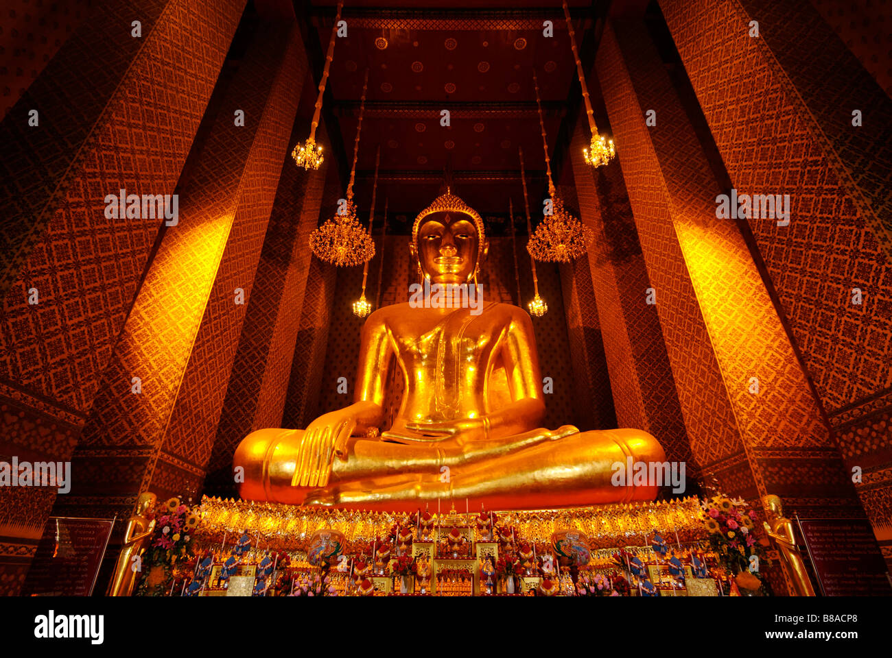 Wat Kalayanamit temple which contains the largest sitting buddha in Thailand - Bangkok Stock Photo