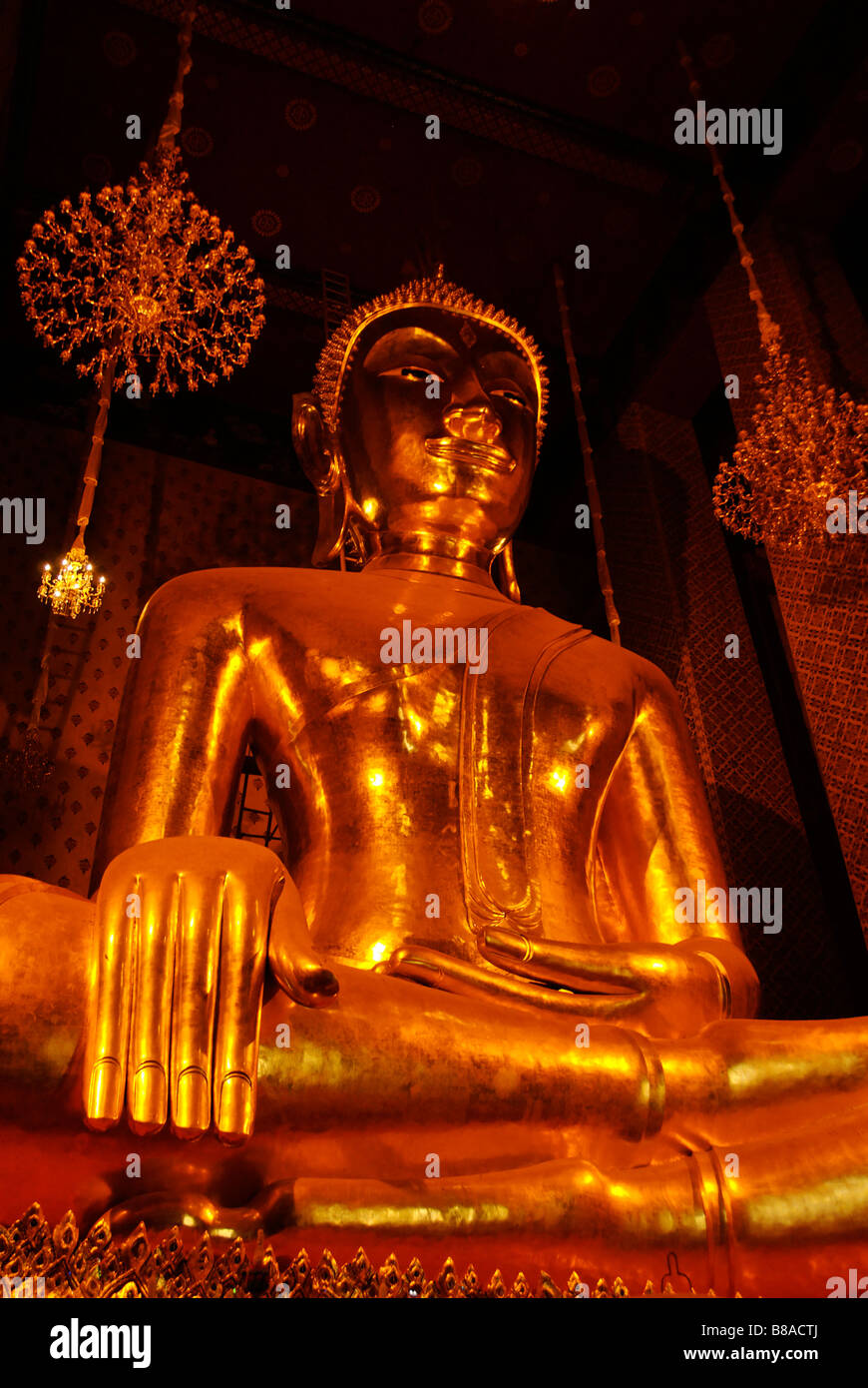 Wat Kalayanamit temple which contains the largest sitting buddha in Thailand - Bangkok Stock Photo