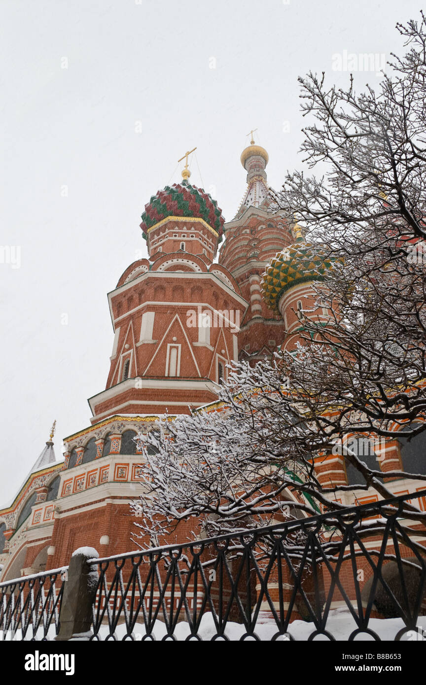 St. Basil's Cathedral in heavy snowfall at Red Square, Moscow Stock ...