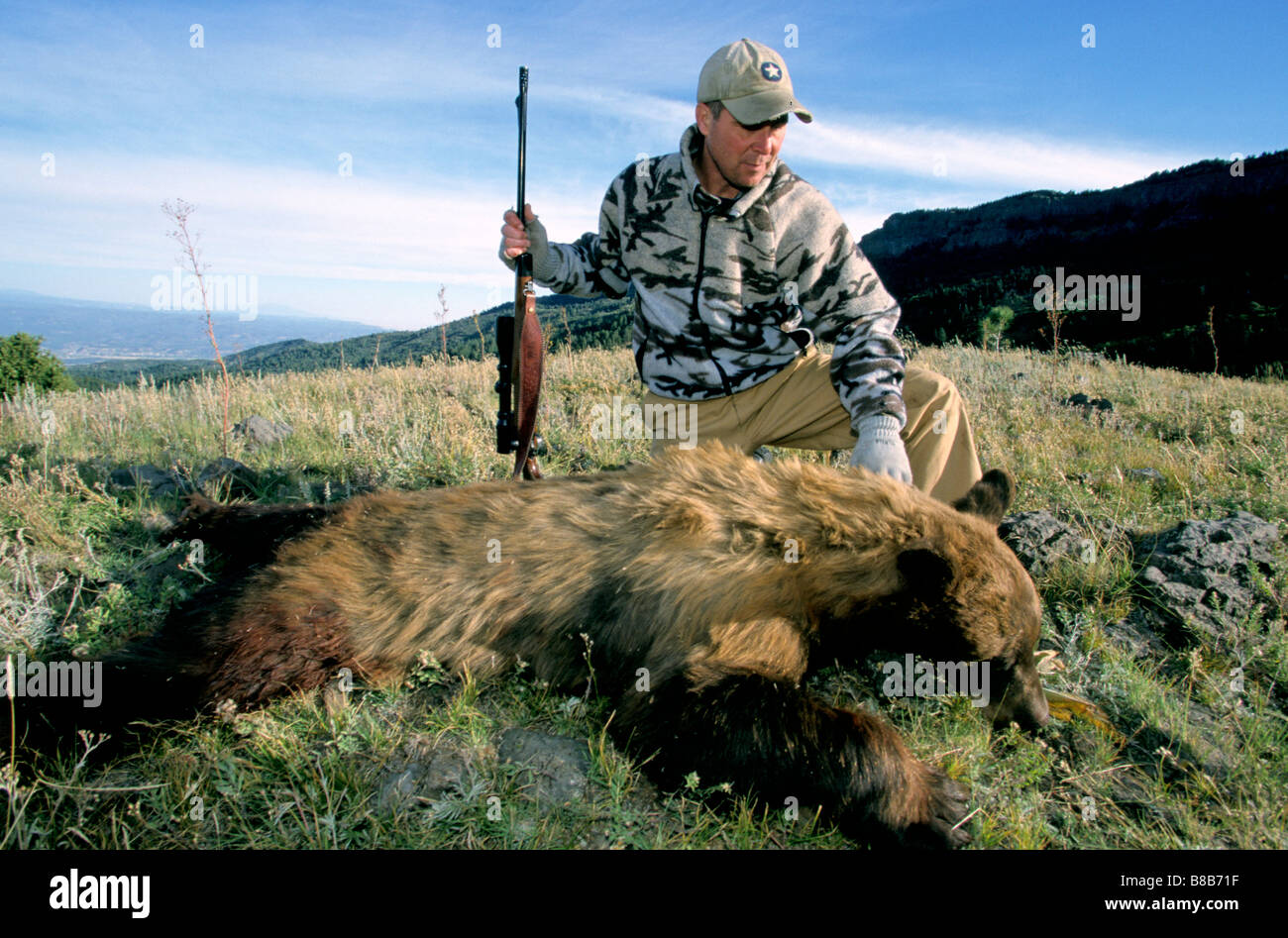 Hunter kneeling hires stock photography and images Alamy