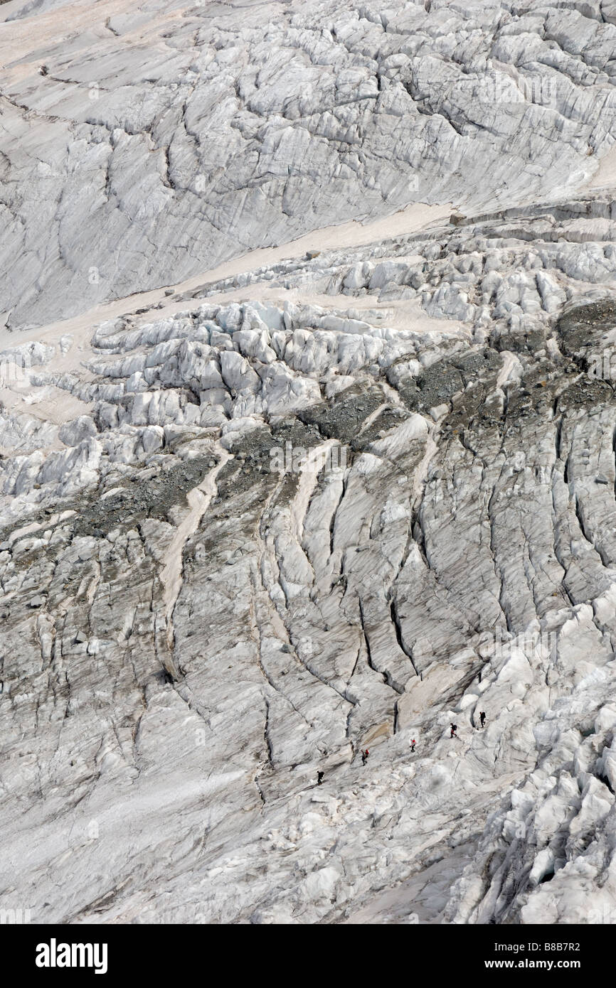 crepaccio ghiacciaio di Laveciau alpinisti Gran Paradiso cordata glacier Parco Nazionale Gran Paradiso Valle Aosta Italy Stock Photo