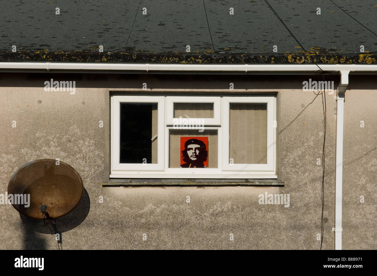 Exterior detail of a house where a poster of the revolutionary leader Ernesto 'Che' Guevara can be seen in the window. Scillies Stock Photo