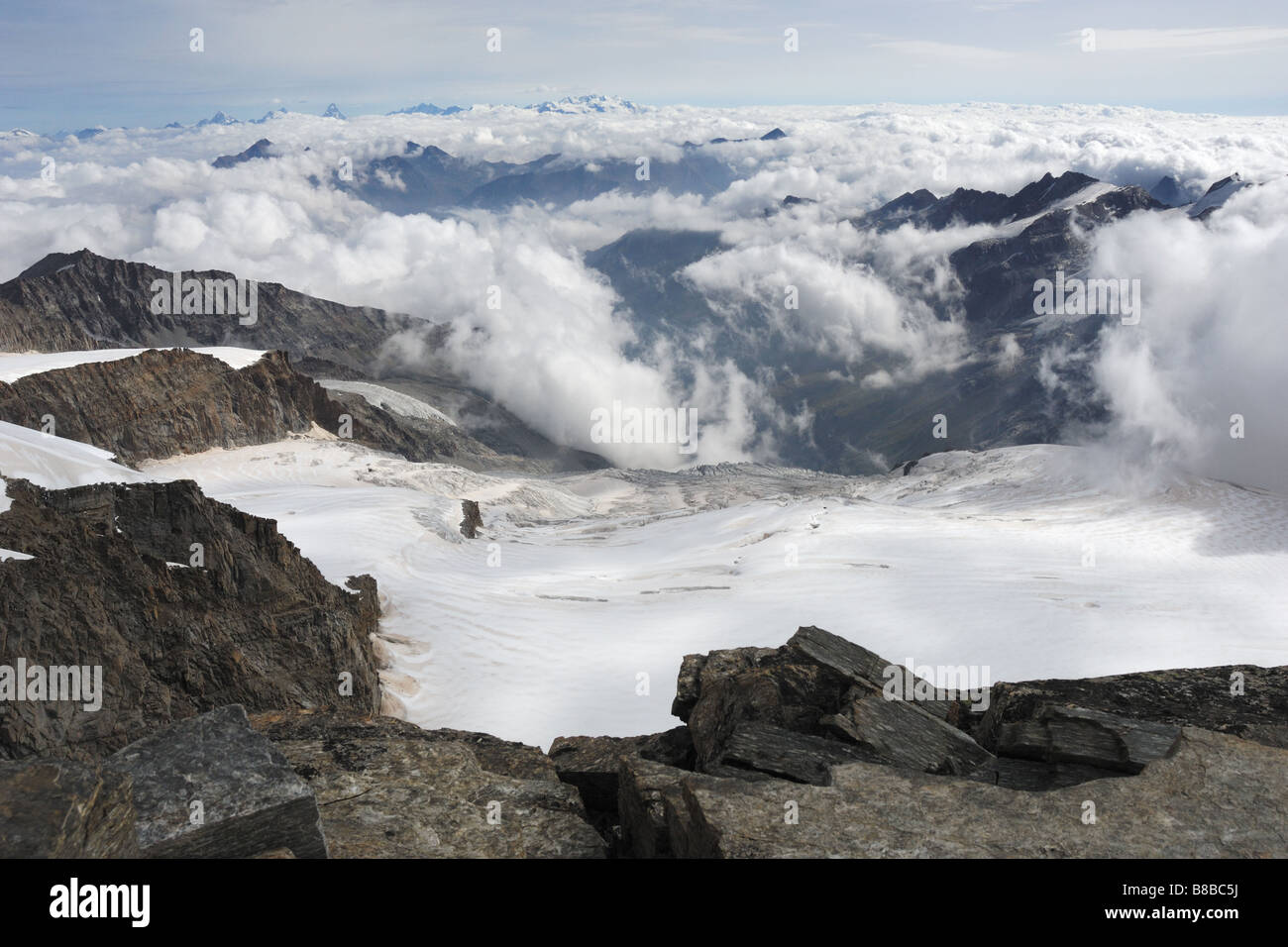 vetta Gran Paradiso ghiacciaio della Tribolazione ghiaccio neve roccia nubi nube alpi Parco Nazionale Gran Paradiso Valnontey Co Stock Photo