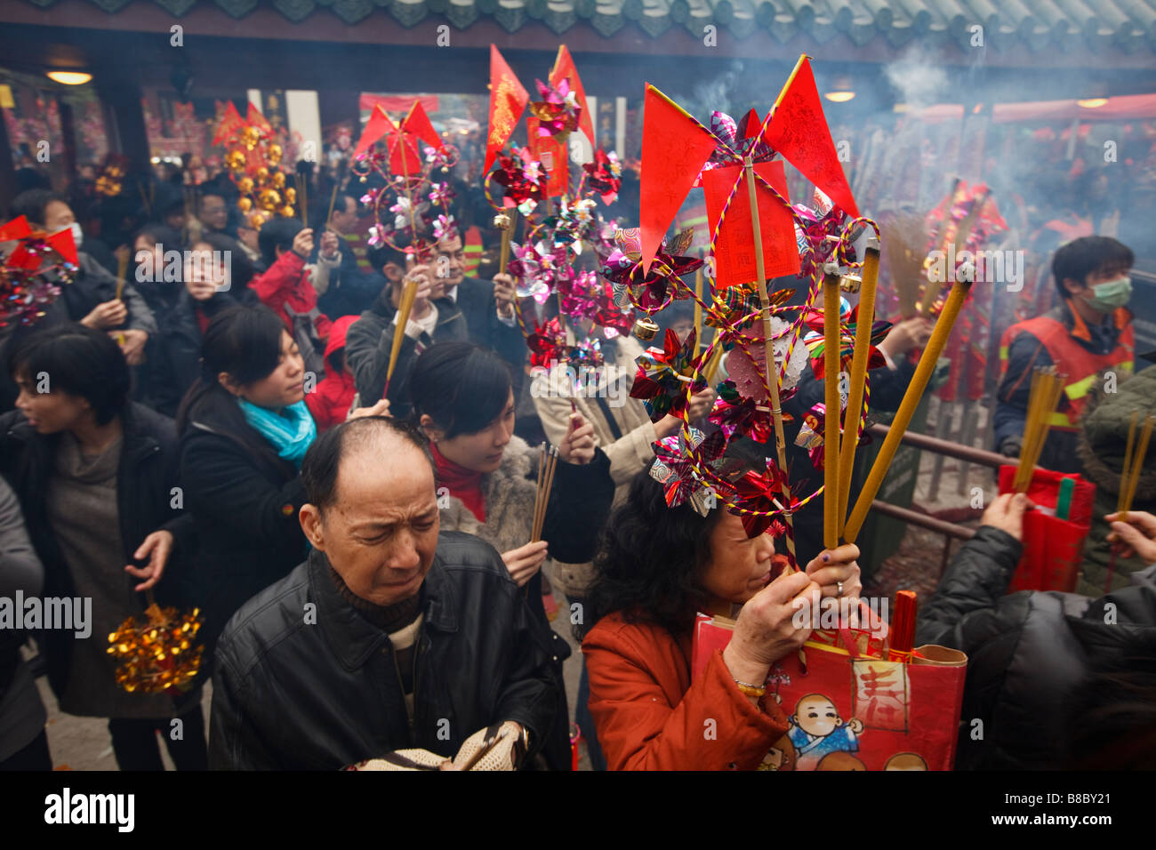 During the Lunar New Year crowds of worshipers flock to pay homage to Che Kung at Che Kung Miu in Tai Wai, Hong Kong. Stock Photo