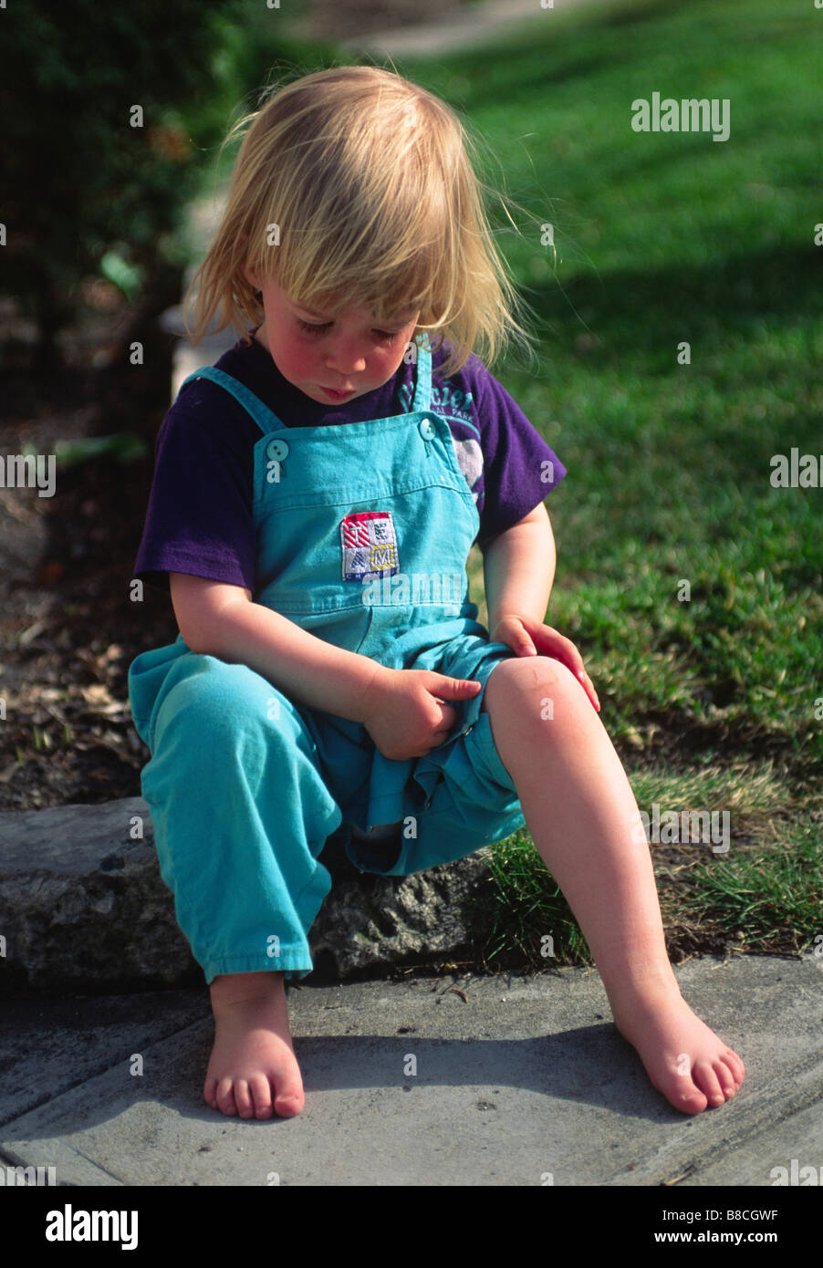 Girl with scraped knee hires stock photography and images Alamy