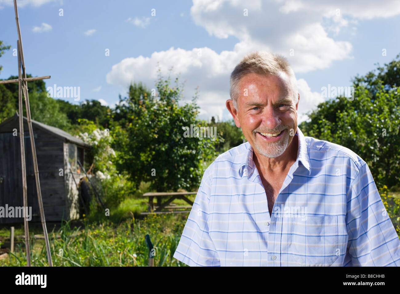 Wheel barrow man garden hi-res stock photography and images - Alamy