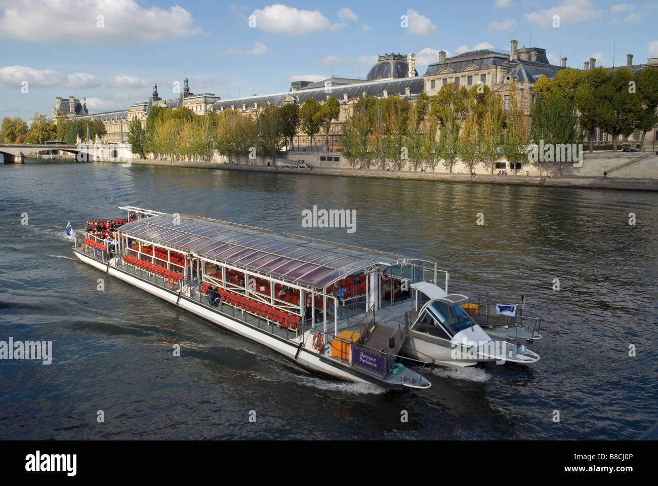 bateaux mouches sur la Seine Paris Le Louvre France Stock Photo
