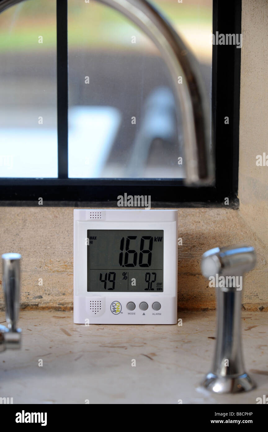 AN ENERGY CONSUMPTION MONITOR DISPLAYING THE TOTAL CURRENT POWER USAGE IN A HOUSE UK Stock Photo