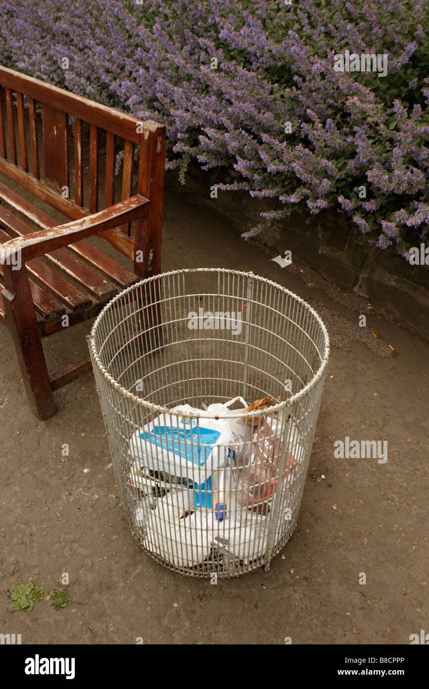 Litter bin hi-res stock photography and images - Alamy