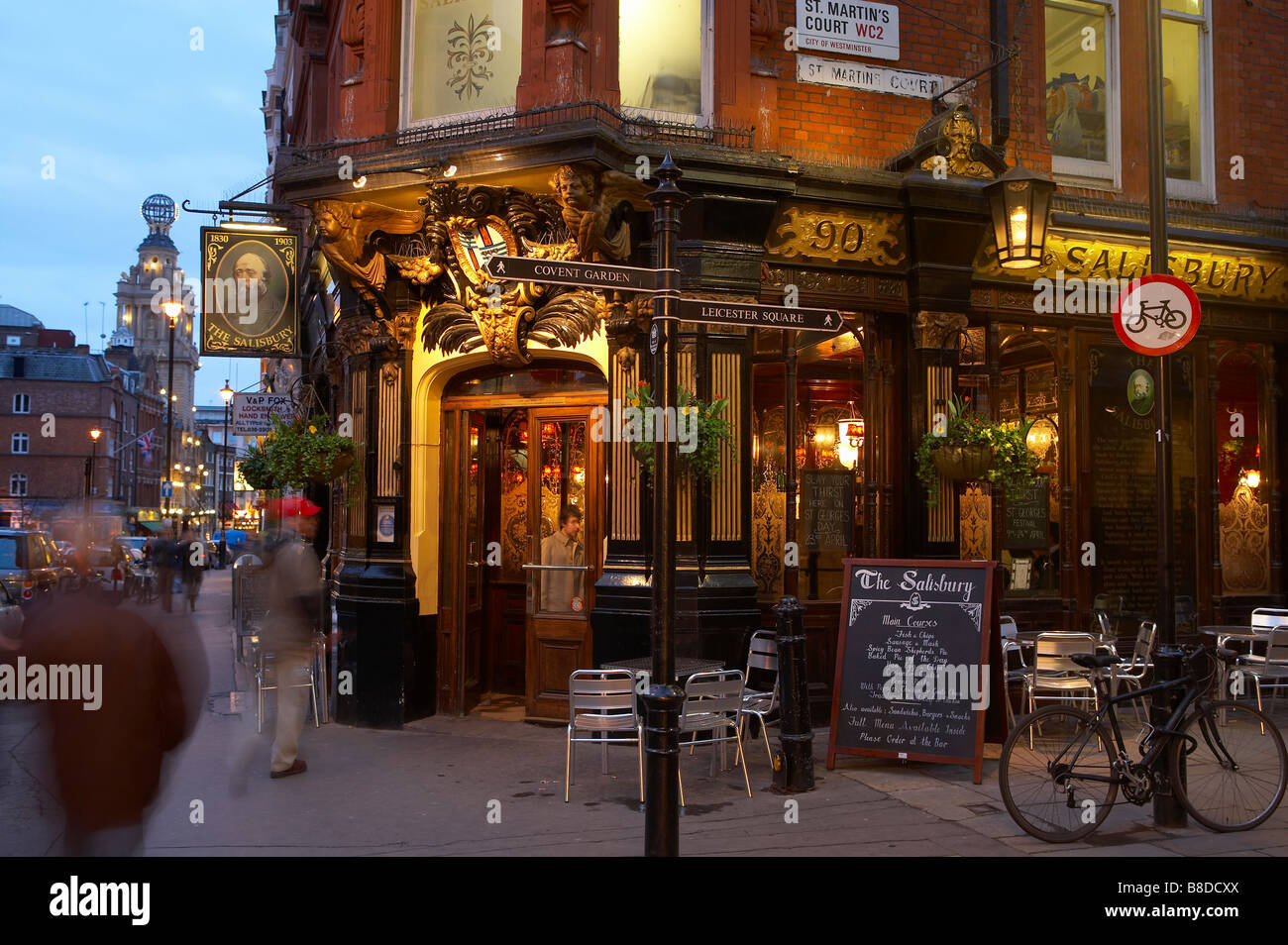 traditional London pub nr Covent Garden with the Globe Theatre beyond, the West End, London, UK Stock Photo