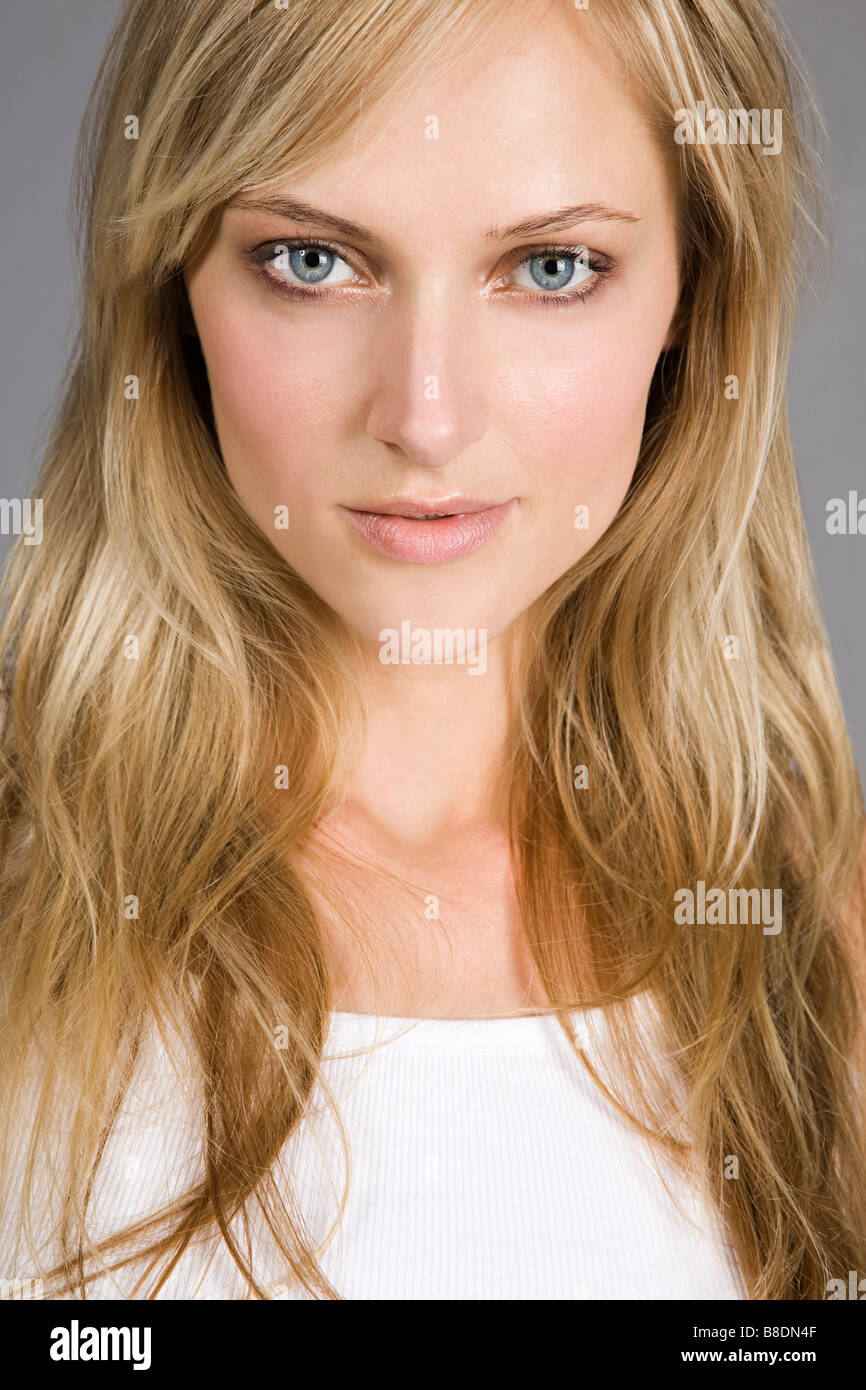 Portrait of a beautiful young woman Stock Photo - Alamy