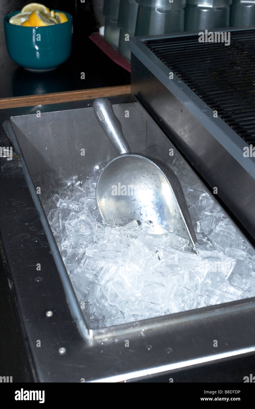 Ice machine hires stock photography and images Alamy
