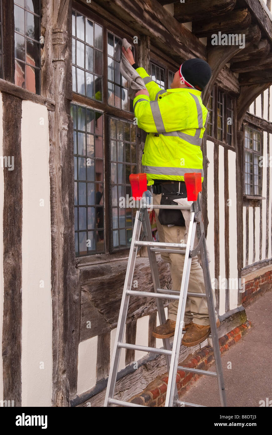 Man on ladder cleaning windows hires stock photography and images Alamy