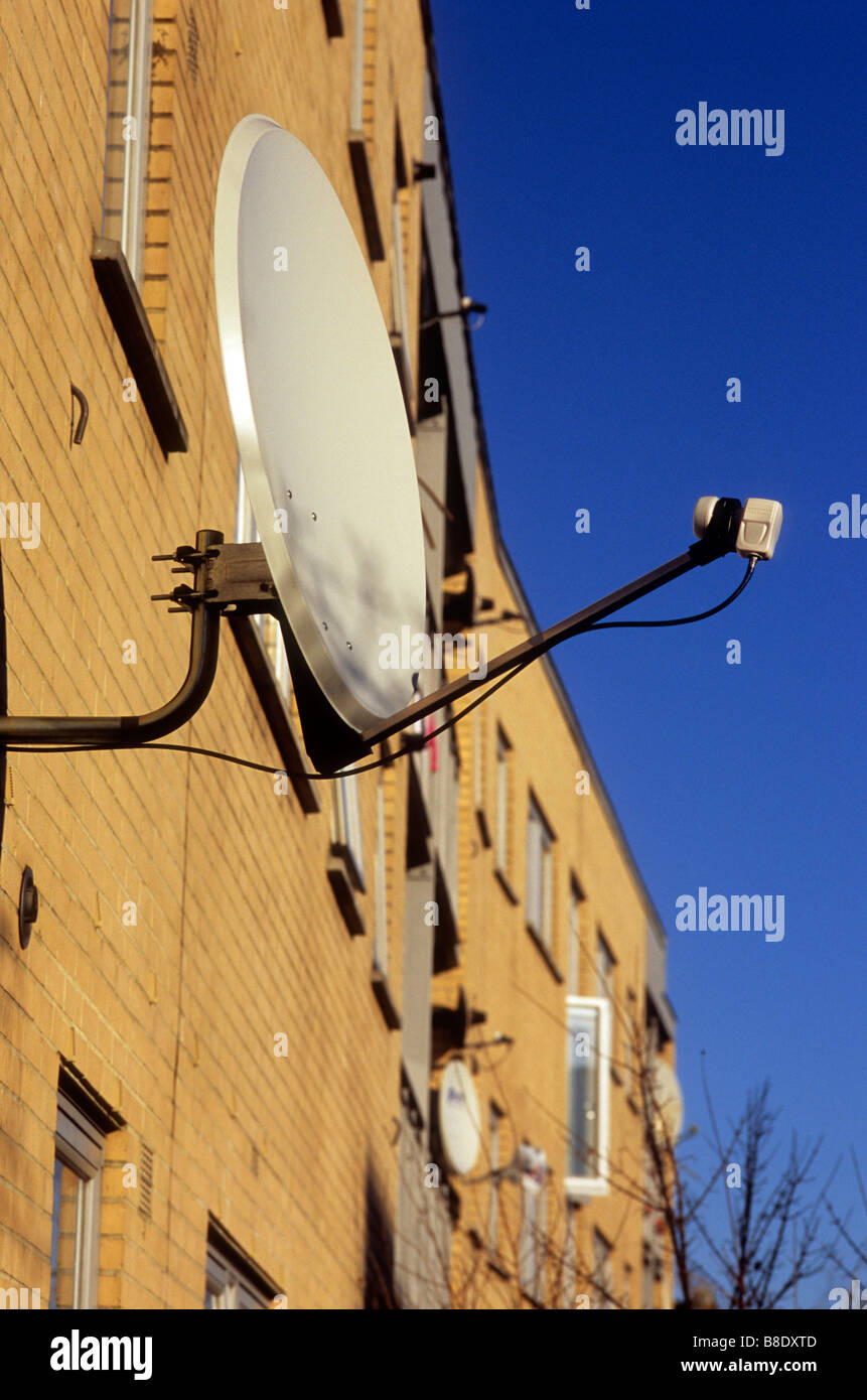 Sky tv dish hires stock photography and images Alamy