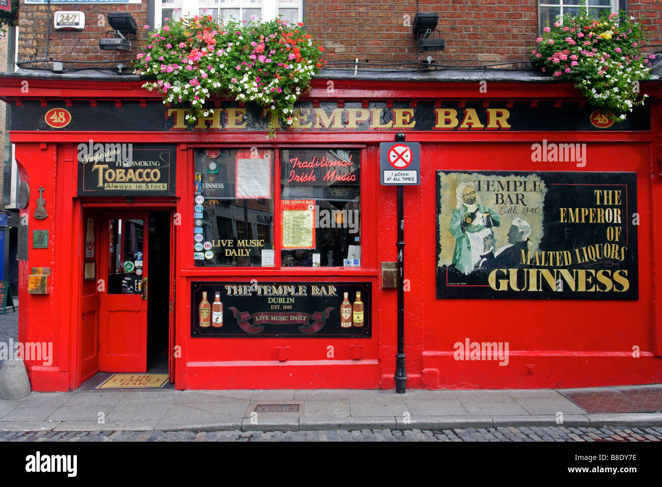 Ireland Dublin pubs Temple Bar in Temple Bar area Stock Photo Alamy