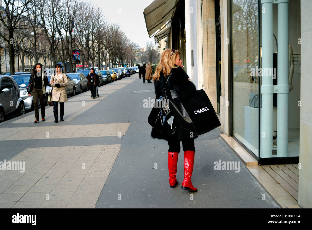 Paris, France, Luxury Street Scene, Fashionable Women Window shopping  Walking Shopping Bags on Avenue Montaigne, people on the streets of Paris  Stock Photo - Alamy