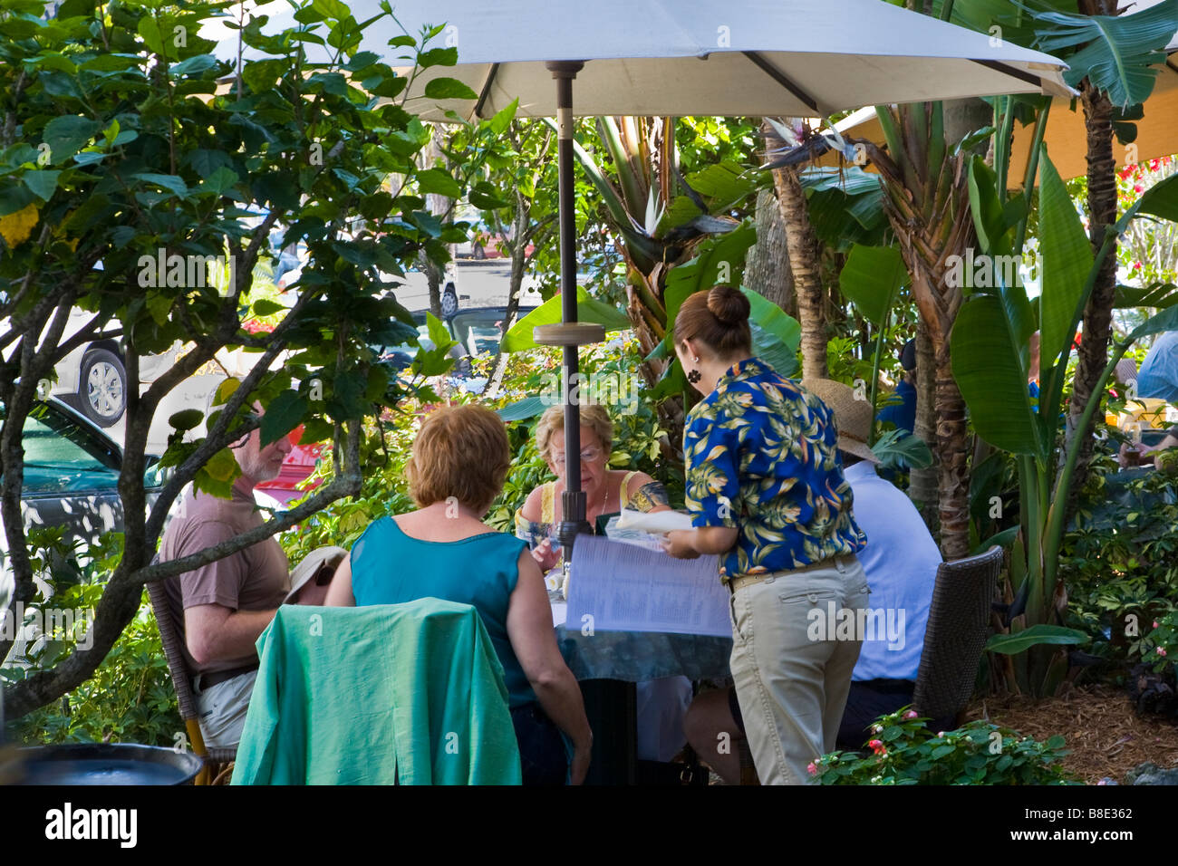 Outdoor dining on St Armands Circle in Sarasota Florida Stock Photo Alamy