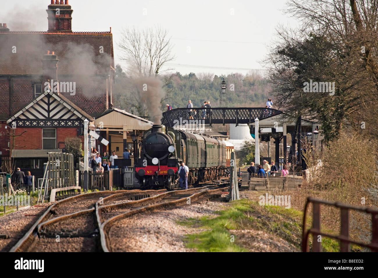 Steam engine in Southern livery preparing to leave Sheffield Park station Stock Photo