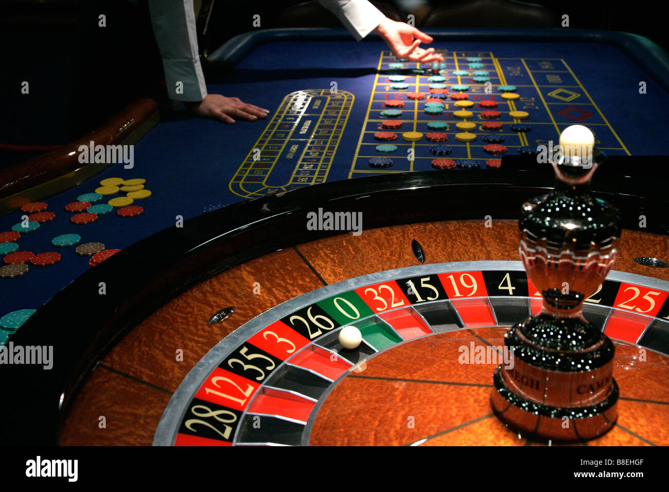 Close-up di fiches da casino e una dolly su un tavolo da roulette