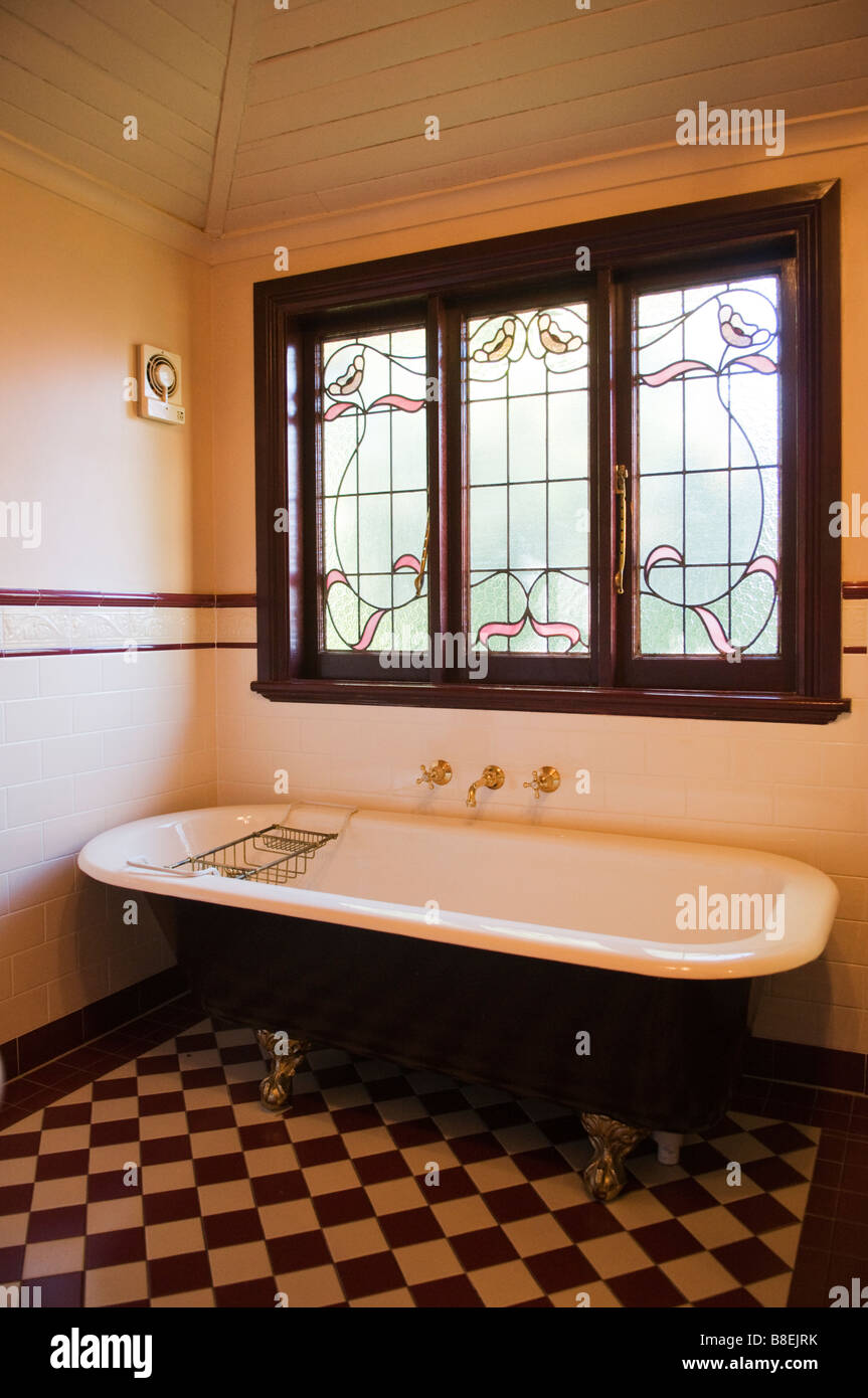 https://c8.alamy.com/comp/B8EJRK/a-claw-foot-old-fashioned-bath-tub-at-a-bed-and-breakfast-in-the-blue-B8EJRK.jpg