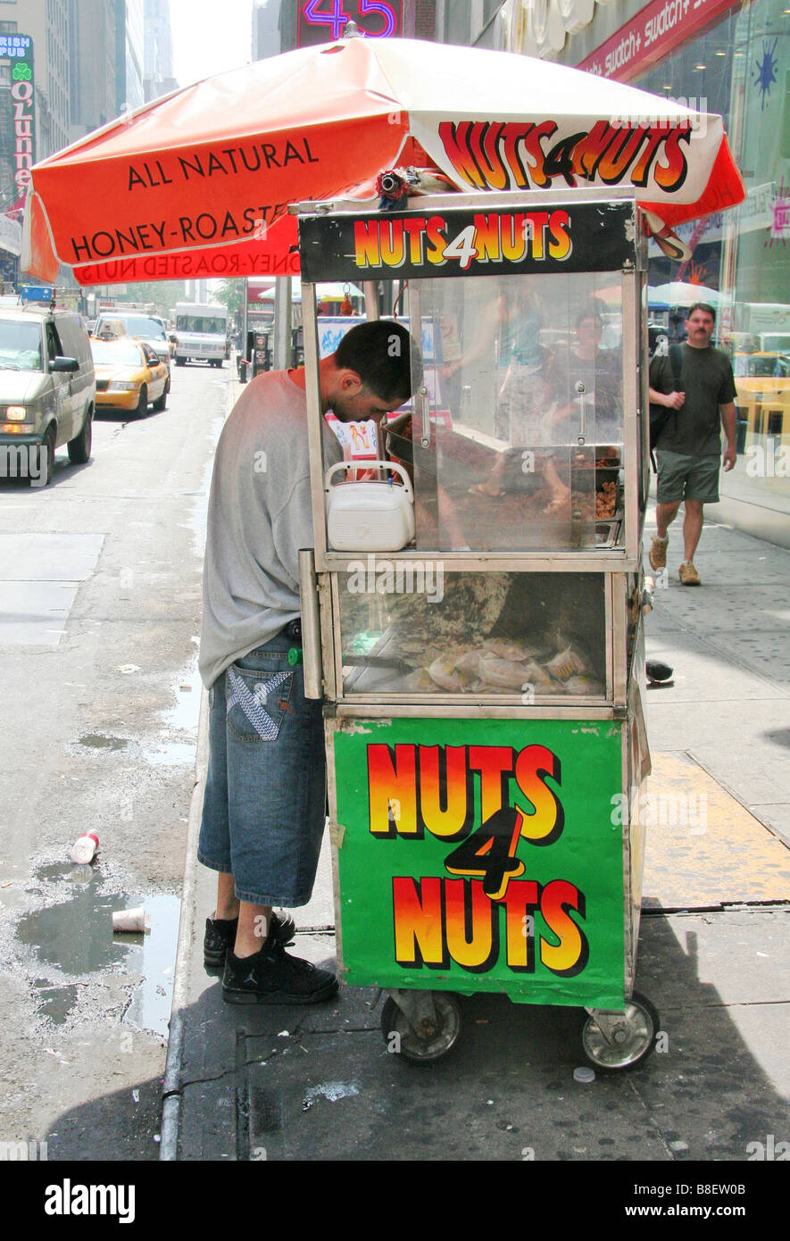 Street vendor selling snacks in New York City Stock Photo - Alamy