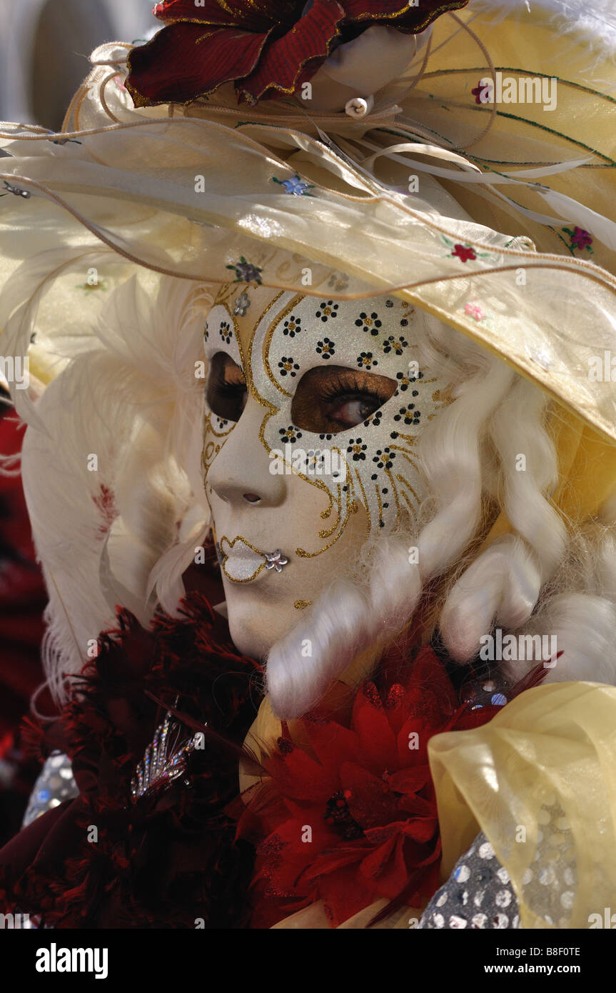 Red costume at venice carnival hi-res stock photography and images - Alamy