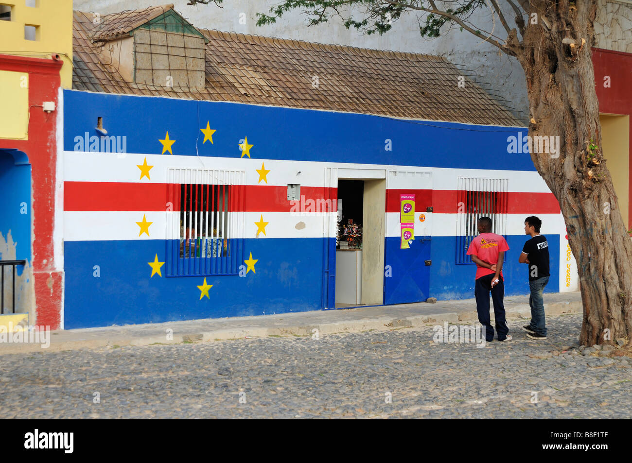 Building painted with the colours of the national flag, Sal Rei, Boa Vista Island, Republic of Cape Verde Stock Photo
