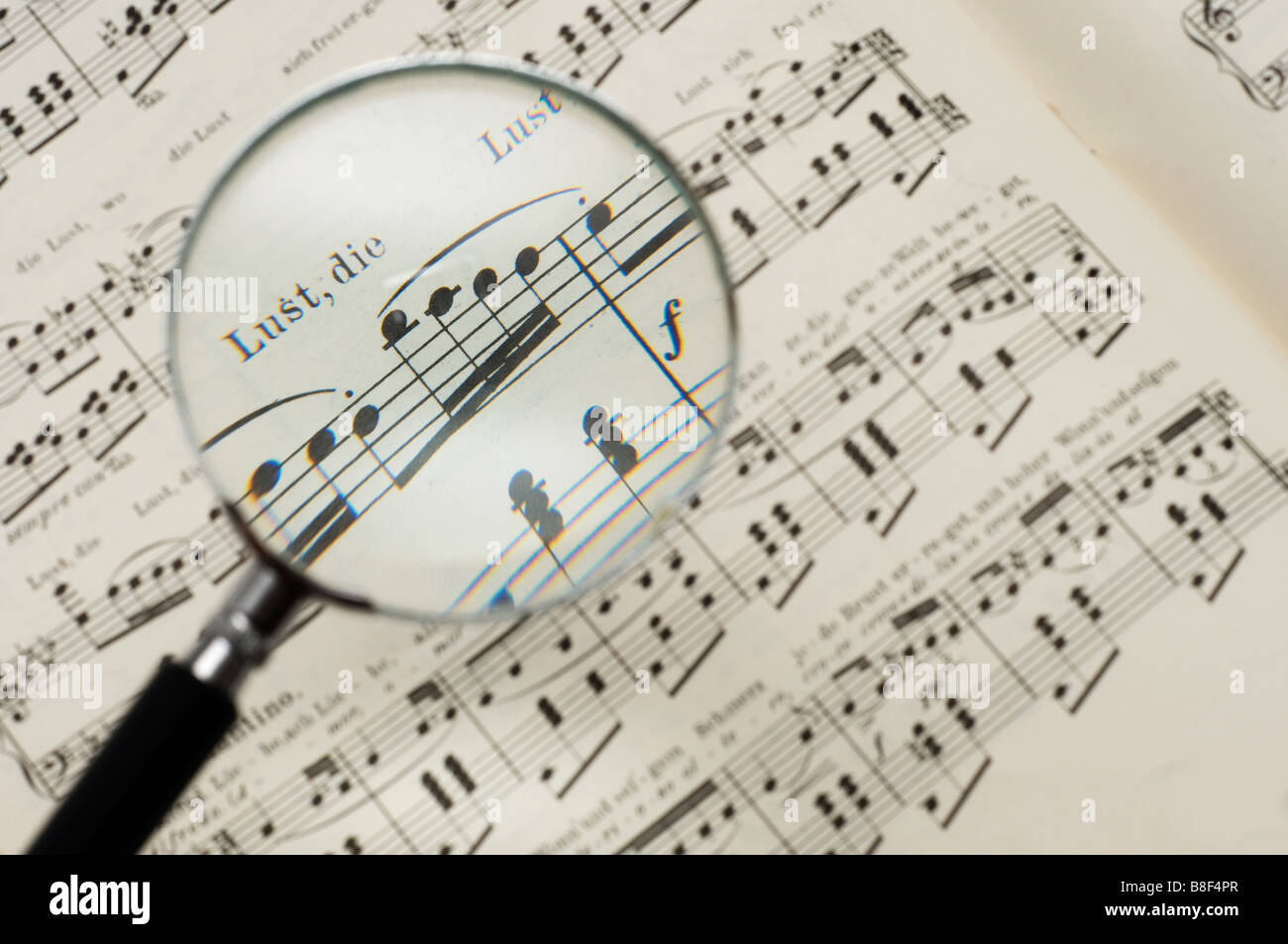 Magnifying musical note hires stock photography and images Alamy