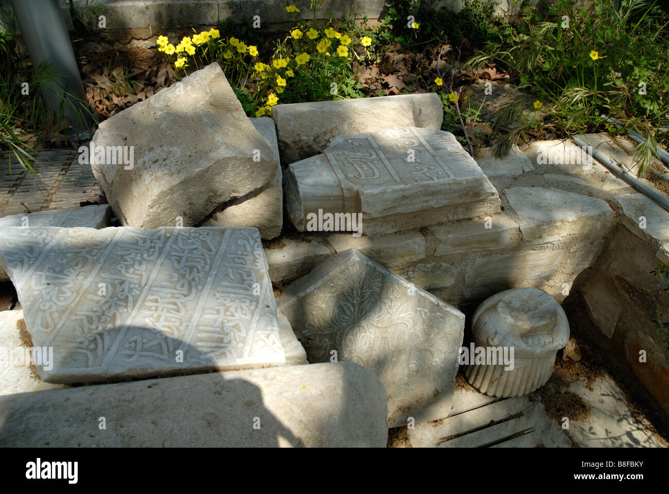 Broken headstones hi-res stock photography and images - Alamy