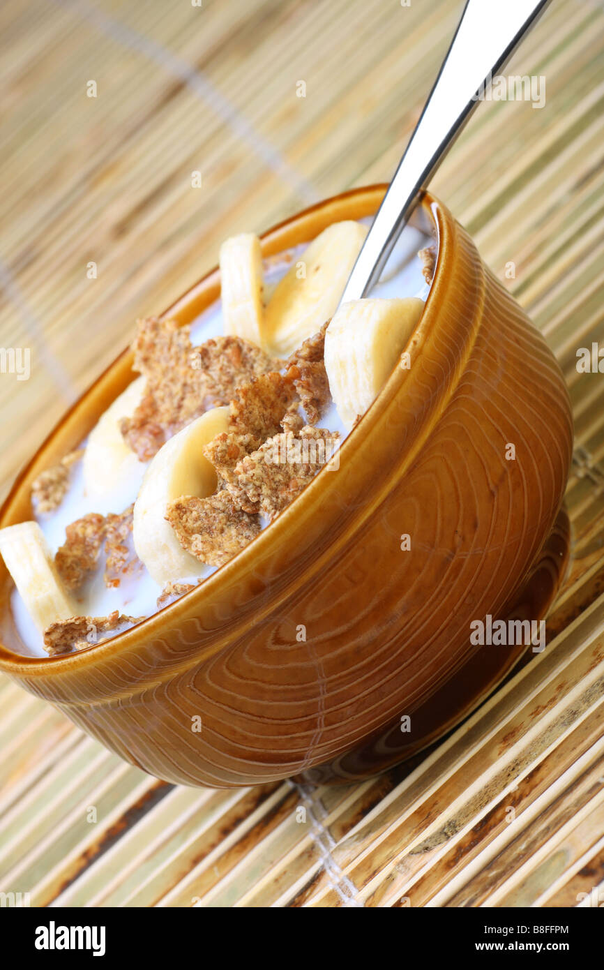 bran-flakes-with-sliced-banana-a-healthy-start-to-the-day-stock-photo