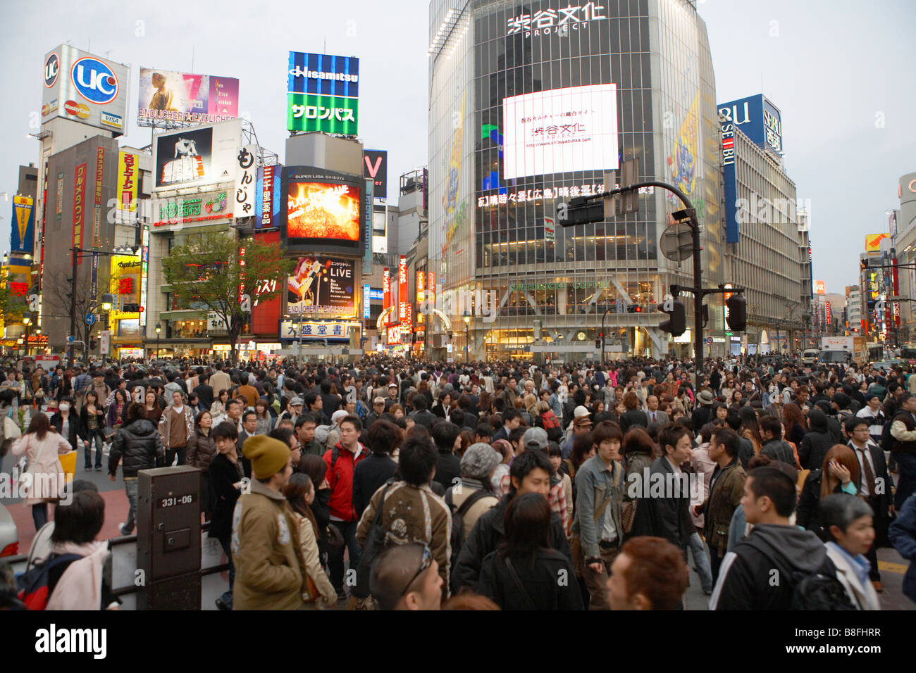 JAPAN TOKYO SHIBUYA HACHIKO SQUARE PEDESTRIAN CROSSING Stock Photo - Alamy